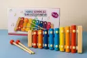 اكسليفون خشب hand knocks the xylophone